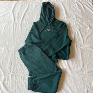 Hollister sweatsuit forest green. Hoodie small. Sweatpants XS.